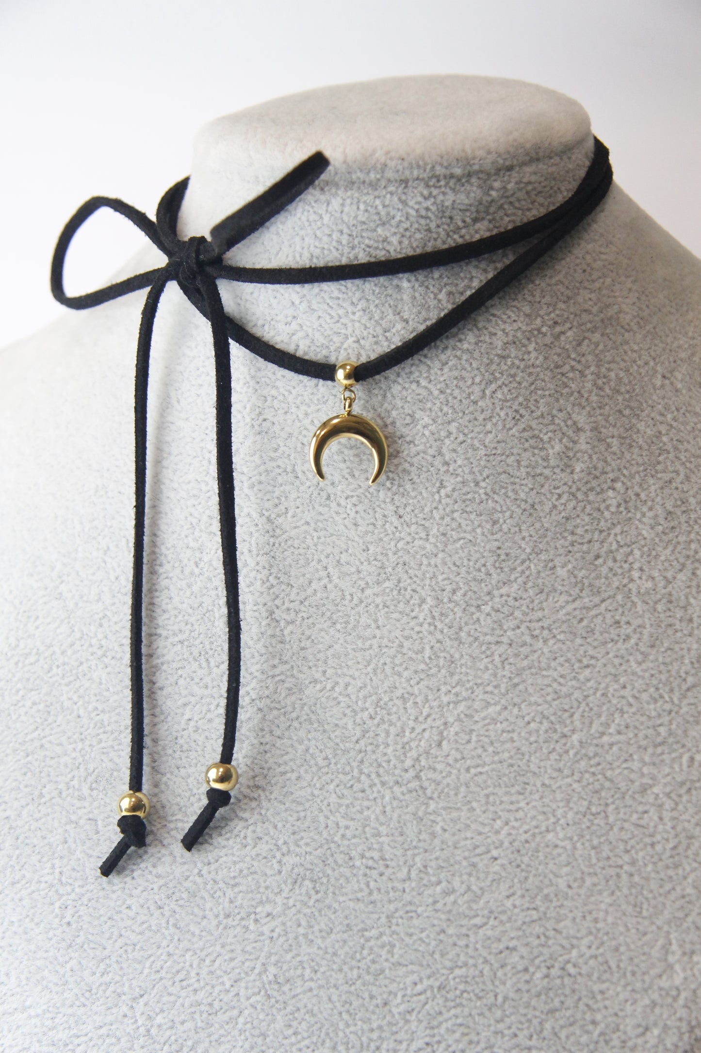 Filo con mezzaluna pendente