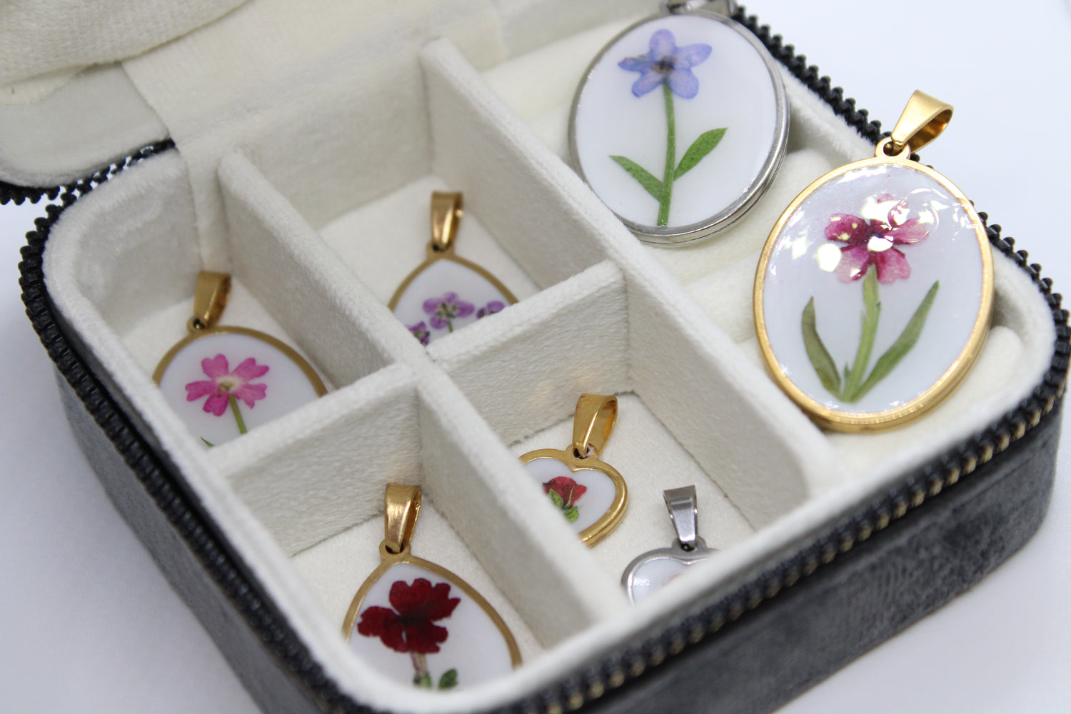 Charms In resina
